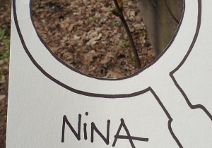 Zdjęcie przedstawia oznakę wiosny znalezioną przez Ninę - pączki na gałązkach.