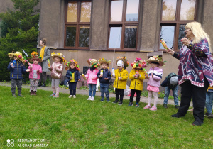 Najmłodsze przedszkolaki w owocowych kapeluszach podczas koncertu