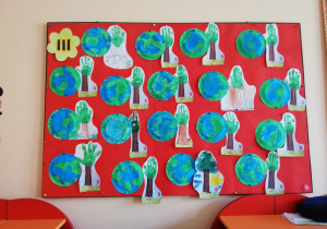 Na zdjęciu prace plastyczne dzieci - kula ziemska i drzewo wykonane farbami plakatowymi