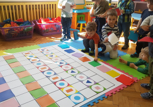 Chłopcy segregują kartoniki z kolorami