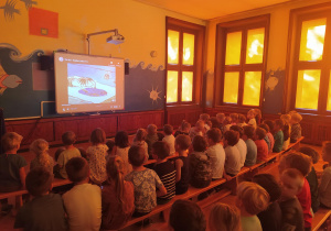 Na zdjęciu dzieci oglądające bajkę o kropce