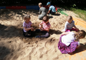 dzieci bawiące się w piaskownicy