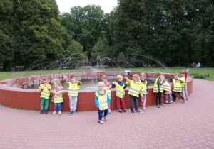 Dzieci stojące na tle fontanny w parku