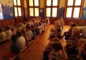 dzieci oglądają na tablicy mulitmedialnej film o Dniu Kropki