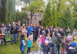 Rodzice przedszkolaków PM 125 w Łodzi podczas uroczystości otwarcia