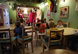 Na zdjęciu: dzieci oglądają aktorów pokazujących lalki - muppety