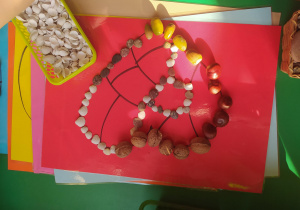 Przyrodnicza mandala w kształcie serca w wykonaniu przedszkolaków