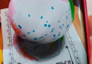 Ozdobiona kropka przekształcona w aplikacji Quiver – widok kuli unoszącej się nad kartką, we wzory narysowane przez dziecko
