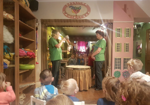 aktorzy prezentują dzieciom lalki, które brały udział w przedstawieniu