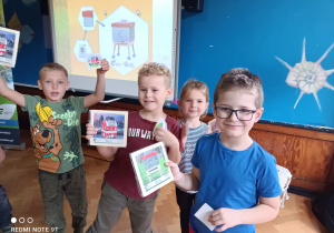 Na zdjęciu dzieci z grupy Pszczółek pokazują prezenty zdobyte za aktywność podczas warsztatów