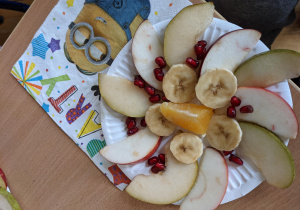 Zdjęcie przedstawia sałatkę owocową wykonana przez dziecko z grupy VI w formie mandali