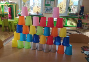 Wieża z kolorowych kubeczków