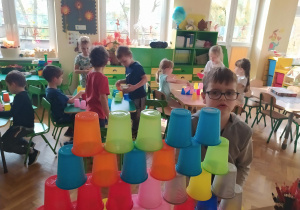 dzieci z grupy Pszczółek podczas zajęć z kodowania z wykorzystaniem kolorowych kubków