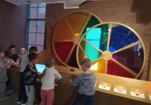 przedszkolaki podczas wykonywania eksperymentu mieszania barw
