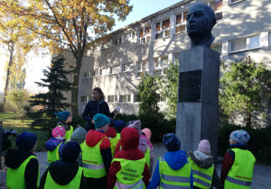 dzieci z gr. IV oglądają pod pomnik G. Narutowicza
