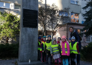 dzieci z gr. IV wraz z nauczycielką pod pomnikiem G. Narutowicza