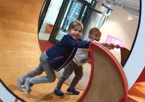Na zdjęciu dwoje dzieci biegnie w "Kole mocy".
