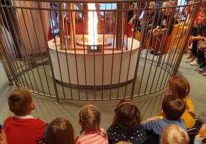 Na zdjęciu grupa dzieci obserwująca tworzący się Wir ognia.
