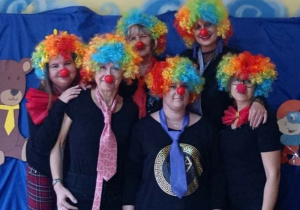 Na zdjęciu są nauczycielki wszystkich grup w naszym przedszkolu, ubrane w kolorowe peruki.
