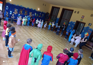 Na zdjęciu dzieci z grupy czwartej, piątej i szóstej wraz z nauczycielkami, podczas wspólnego tańca