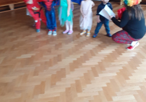 Na zdjęciu dzieci podczas zabaw z okazji Dnia Postaci z bajek