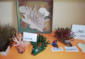 wystawa prac dzieci i rodziców przygotowanych na konkurs plastyczny " Jeż to super zwierz" - jeże wykonano z różnych materiałów plastyczno-przyrodniczych
