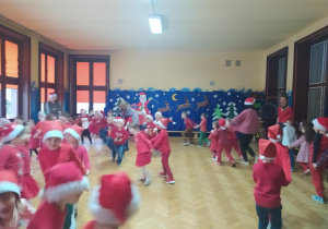 Przedszkolaki podczas tańca "saneczki"