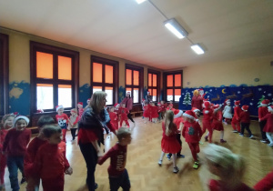 Przedszkolaki podczas tańca "saneczki"