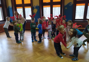 przedszkolaki tańczą podczas koncertu muzycznego