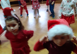 Zdjęcie przedstawia dzieci podczas zabaw tanecznych