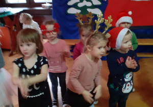 Zdjęcie przedstawia dzieci tańczące podczas świątecznego koncertu.