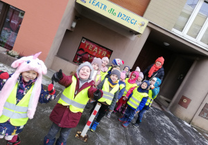 Dzieci przed wejściem do teatru " Baśniowa Kawiarenka"