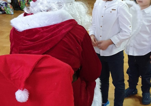 Na zdjęciu dzieci stojące w kolejce do Świętego Mikołaja