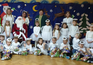 Na zdjęciu cała grupa Misiów razem z nauczycielkami, dyrekcją oraz Świętym Mikołajem.