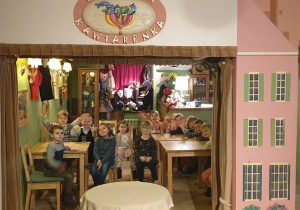 na zdjęciu grupa dzieci pośród teatralnych dekoracji