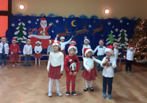 Dzieci uroczyście ubrane recytują wiersz dla św. Mikołaja