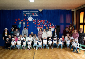 Zdjęcie grupowe dzieci, dziadków oraz nauczycieli