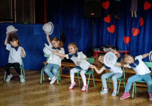 Dzieci podczas tańca z kapeluszami
