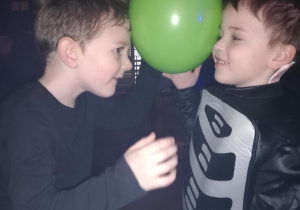 dzieci podczas konkursu trzymania w parach balon czołami