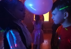 dzieci podczas konkursu trzymania w parach balon czołami