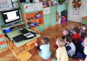 Dzieci oglądają w Internecie film " Rady misiowej mamy"