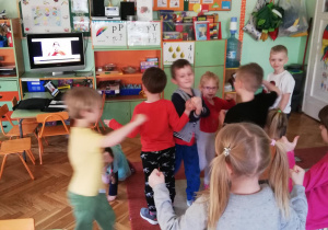 Dzieci bawią się podczas opowieści ruchowej
