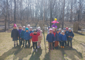 Grupa Zajączki prezentuje Marzannę w ogrodzie 5 Grupa 2 z Marzanną w ogrodzie przedszkolnym