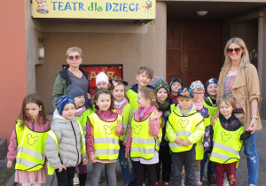 Zdjęcie przedstawia grupę III wraz z nauczycielkami przed wejściem do Baśniowej Kawiarenki