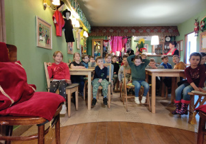 Dzieci przy kawiarnianym stoliku