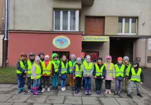 przedszkolaki przed wejściem do Baśniowej Kawiarenki