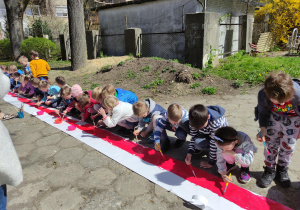 przedszkolaki podczas malowania flagi