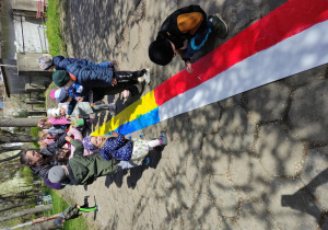przedszkolaki podczas malowania flagi