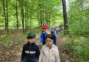 dzieci podczas spaceru w lesie