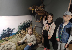 dzieci z eksponatami ptaków